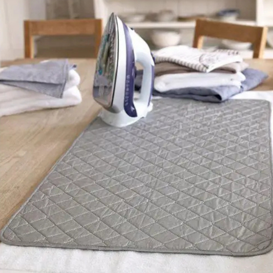 Portable ironing board mat, quilted and heat-resistant, 600mm x 550mm for travel and camping
